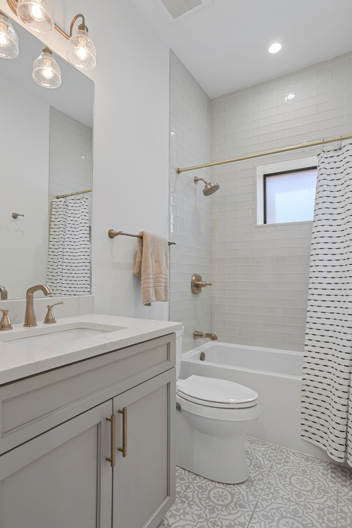 2004 West Addison Street, Unit 2W Chicago, IL 60618 - Photo 13 of 18