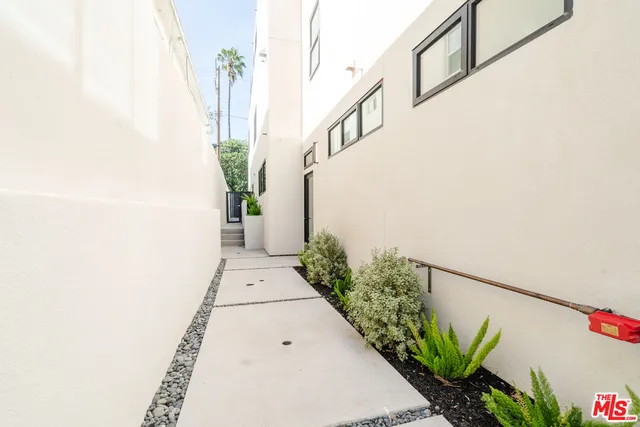 a view of entryway with a front door