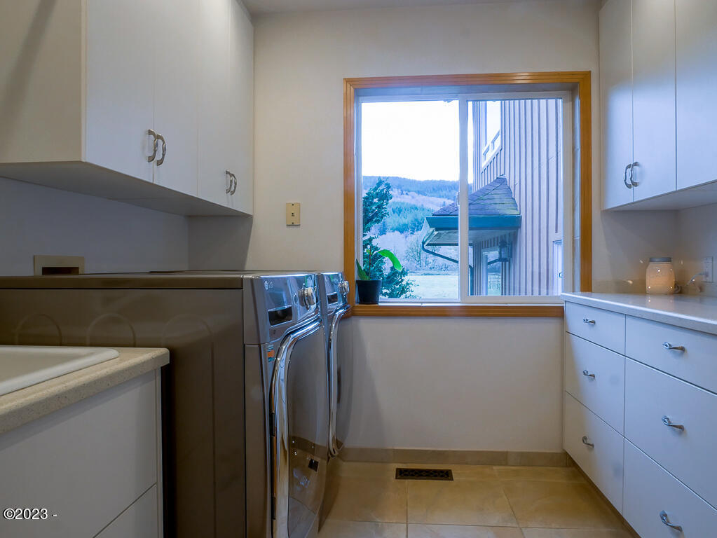 12319 Logsden Road Blodgett, OR 97326 - Photo 42 of 78 Main Floor Laundry
