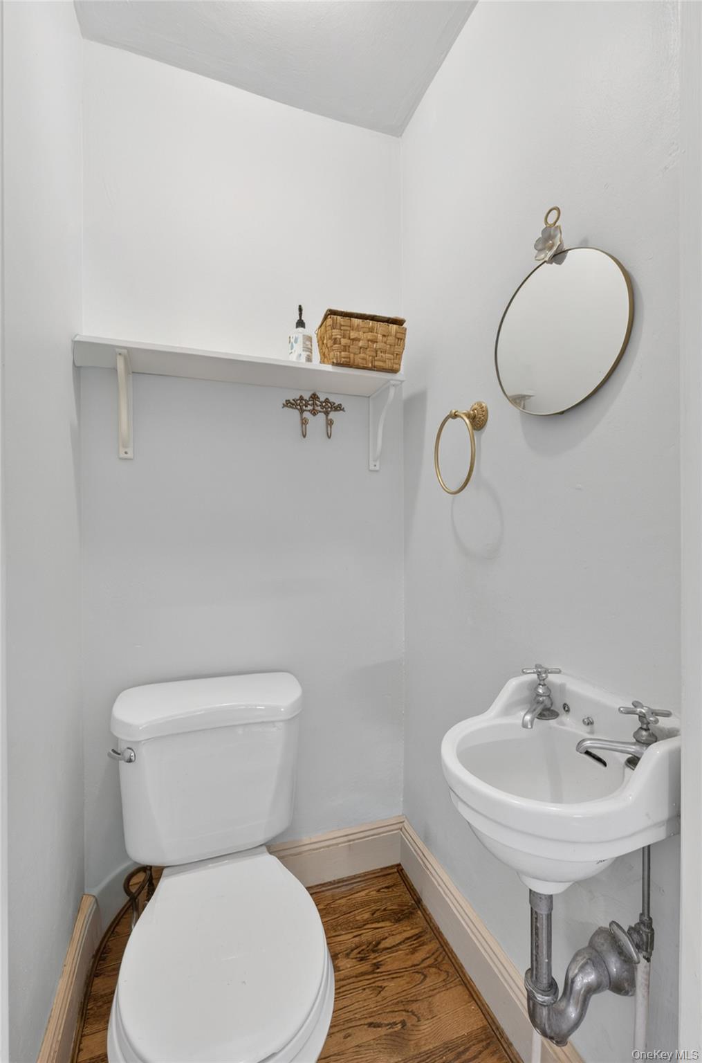 102 Quaker Ridge Road Manhasset, NY 11030 - Photo 11 of 25