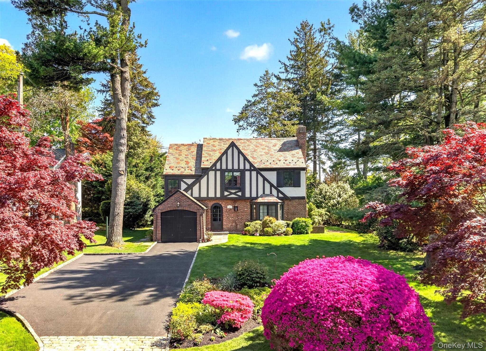 102 Quaker Ridge Road Manhasset, NY 11030 - Photo 2 of 25