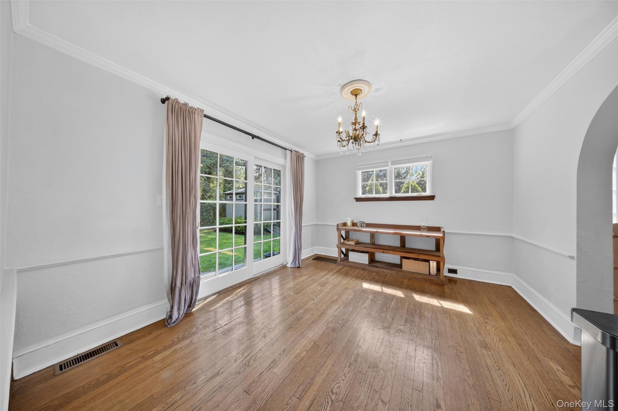 102 Quaker Ridge Road Manhasset, NY 11030 - Photo 6 of 25