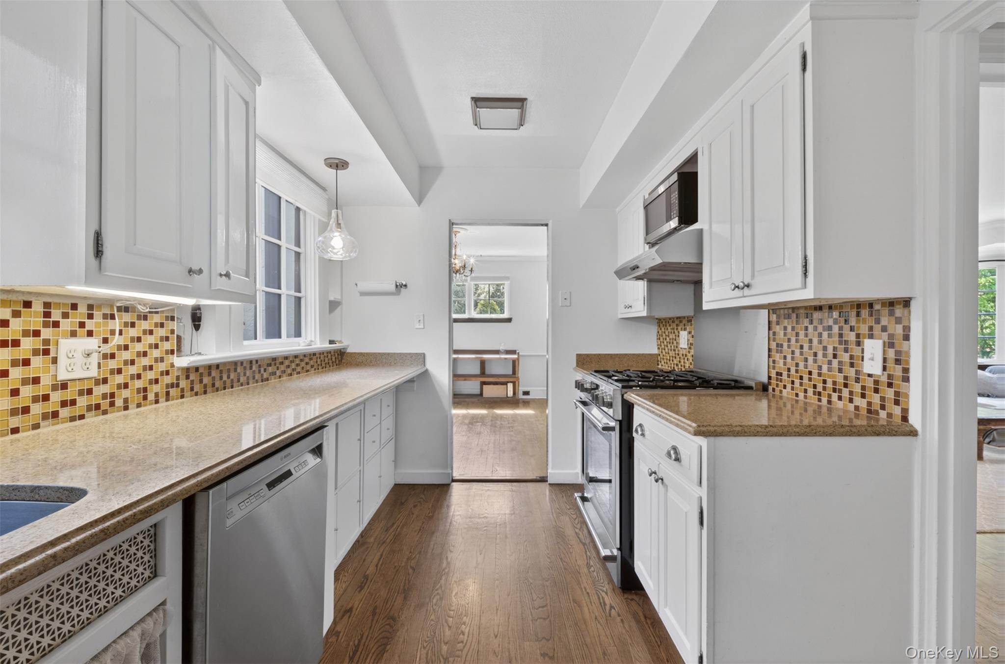 102 Quaker Ridge Road Manhasset, NY 11030 - Photo 8 of 25