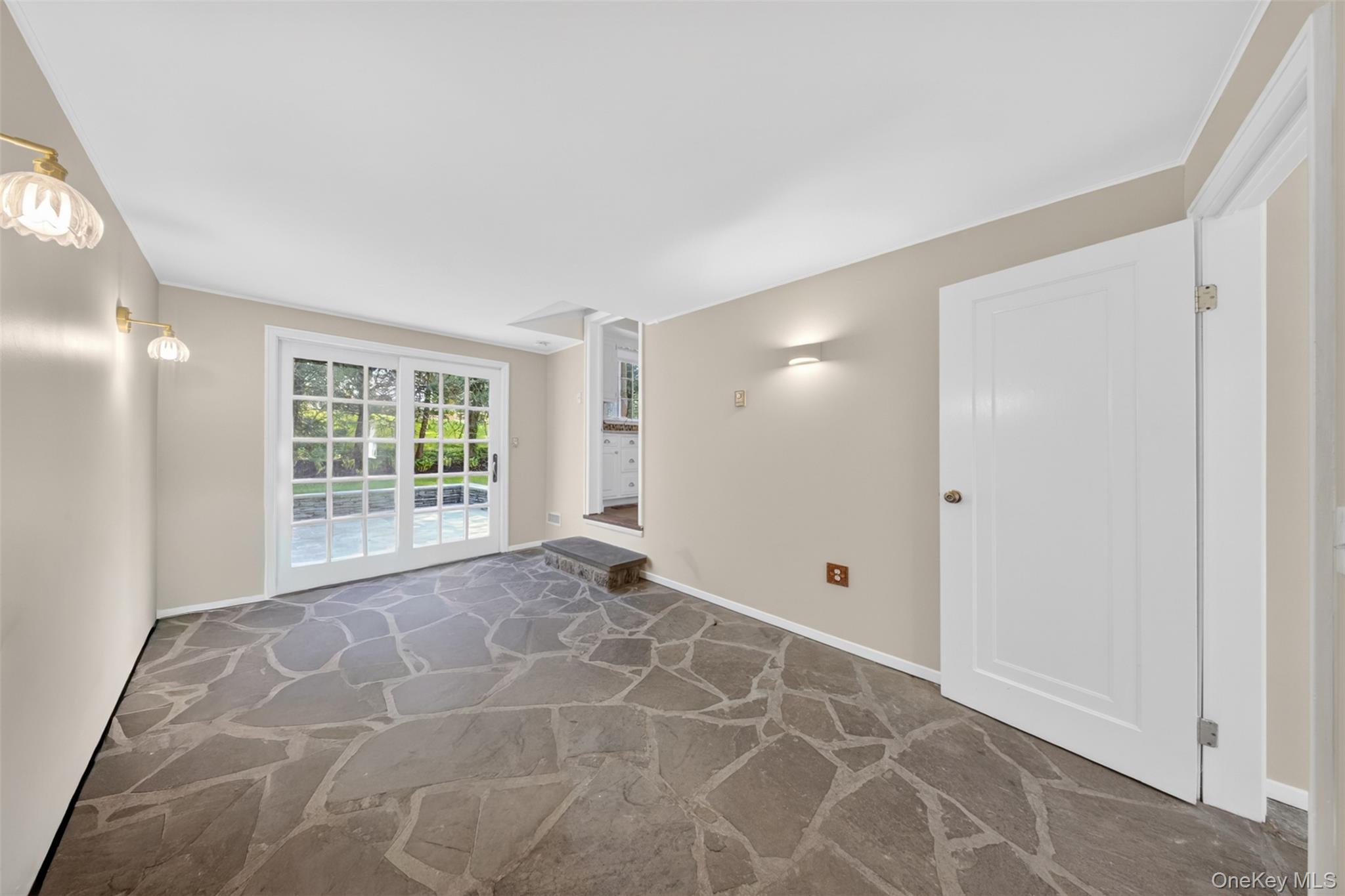 102 Quaker Ridge Road Manhasset, NY 11030 - Photo 9 of 25