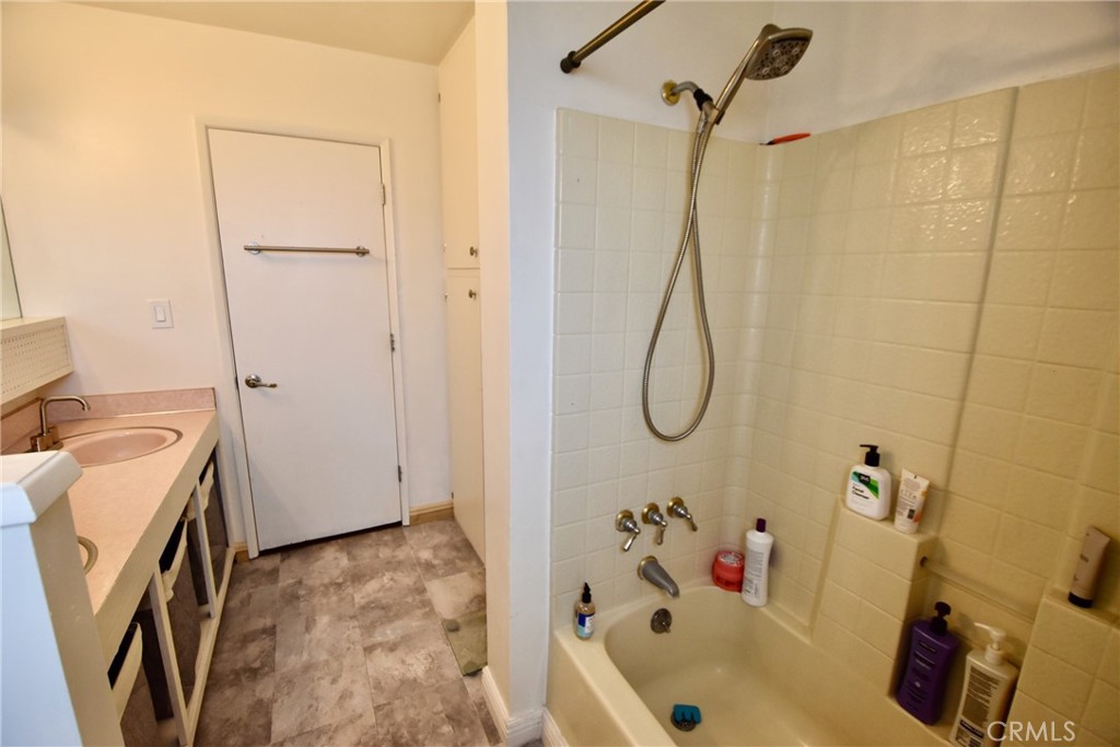 935 Truttman Lane Grenada, CA 96038 - Photo 23 of 44 a bathroom with a bath tub a sink and a shower