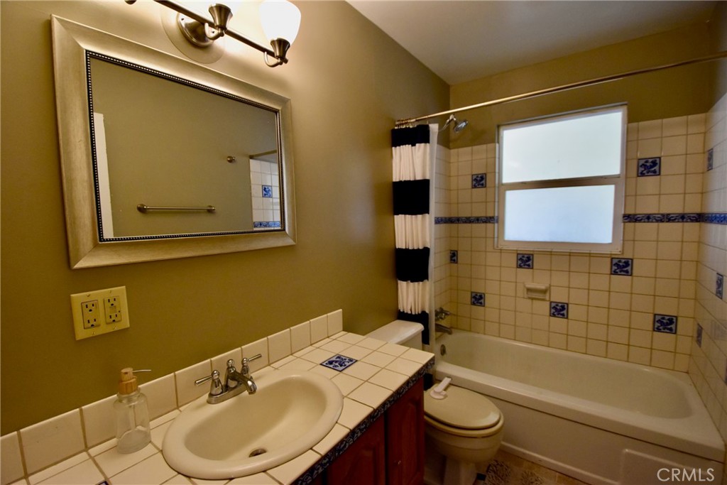 935 Truttman Lane Grenada, CA 96038 - Photo 31 of 44 a bathroom with a sink mirror toilet and bathtub