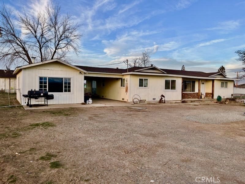 935 Truttman Lane Grenada, CA 96038 - Photo 4 of 44 a front view of a house with a yard