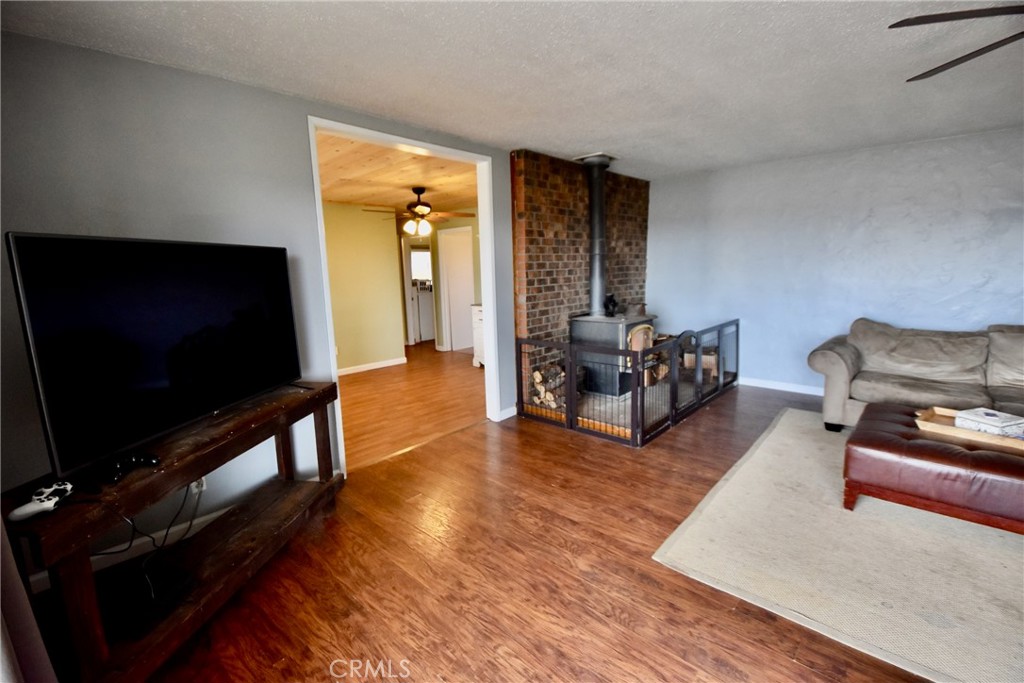 935 Truttman Lane Grenada, CA 96038 - Photo 5 of 44 a living room with furniture and a flat screen tv