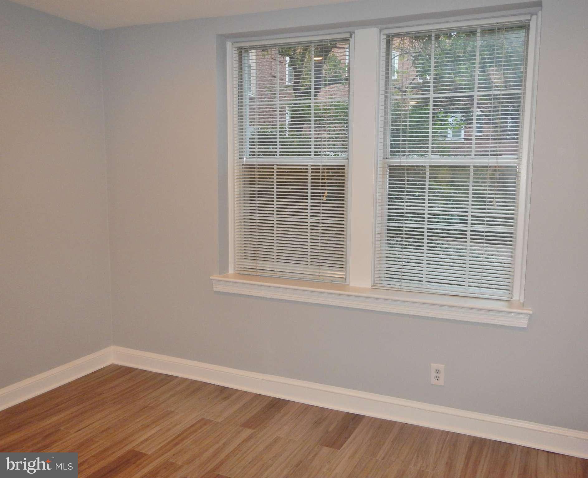 30 South Old Glebe Road, Unit 1E Arlington, VA 22204 - Photo 7 of 14 Living Room
