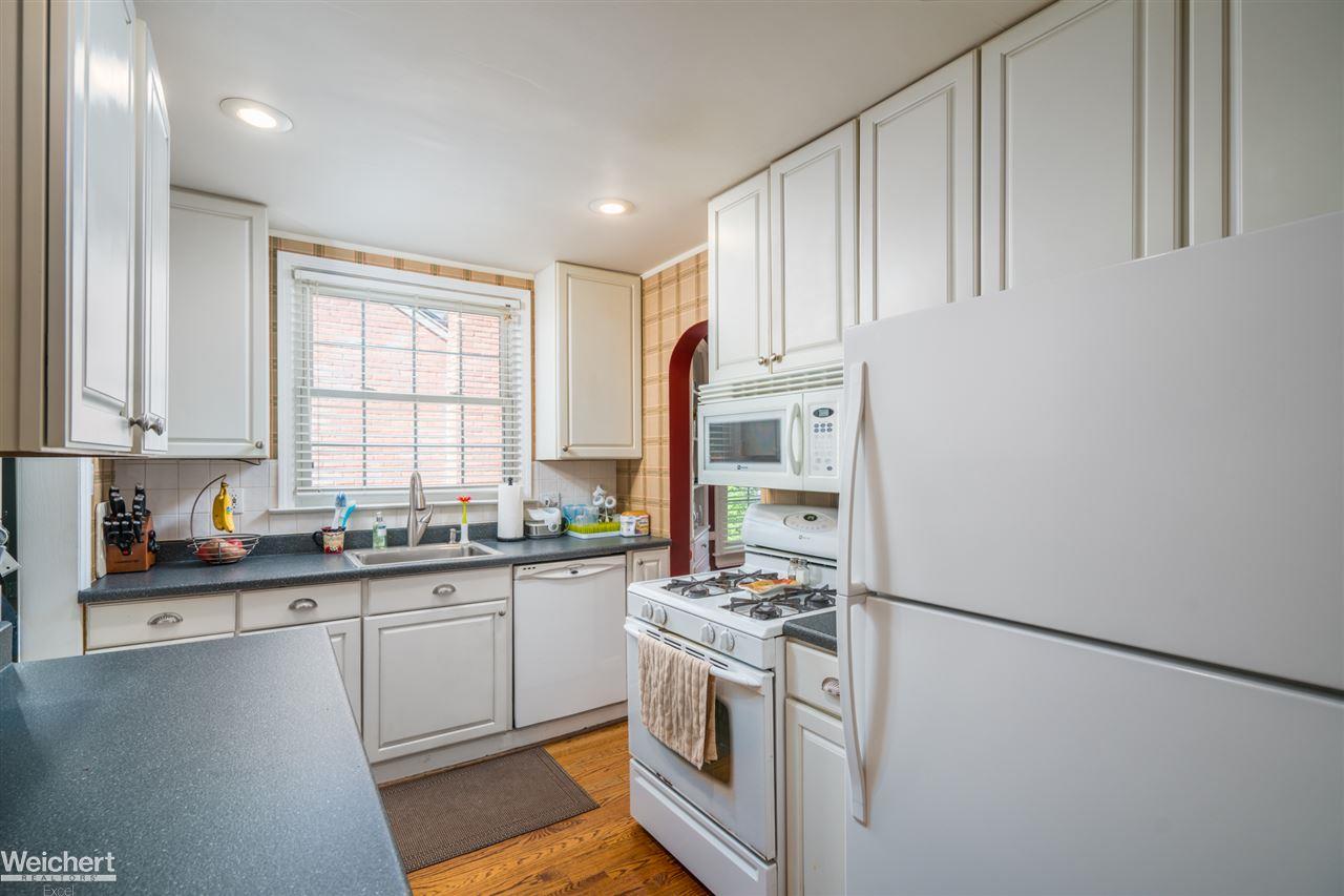 1649 Roslyn Road Grosse Pointe Woods, MI 48236 - Photo 15 of 30