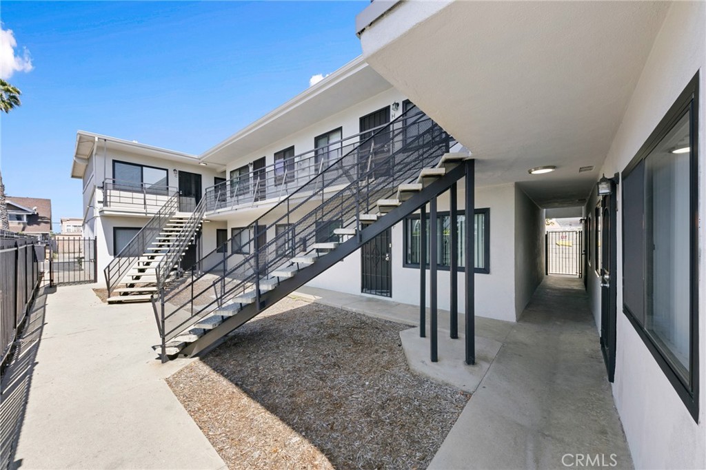 1242 Cedar Avenue Long Beach, CA 90813 - Photo 19 of 22 a view of entryway