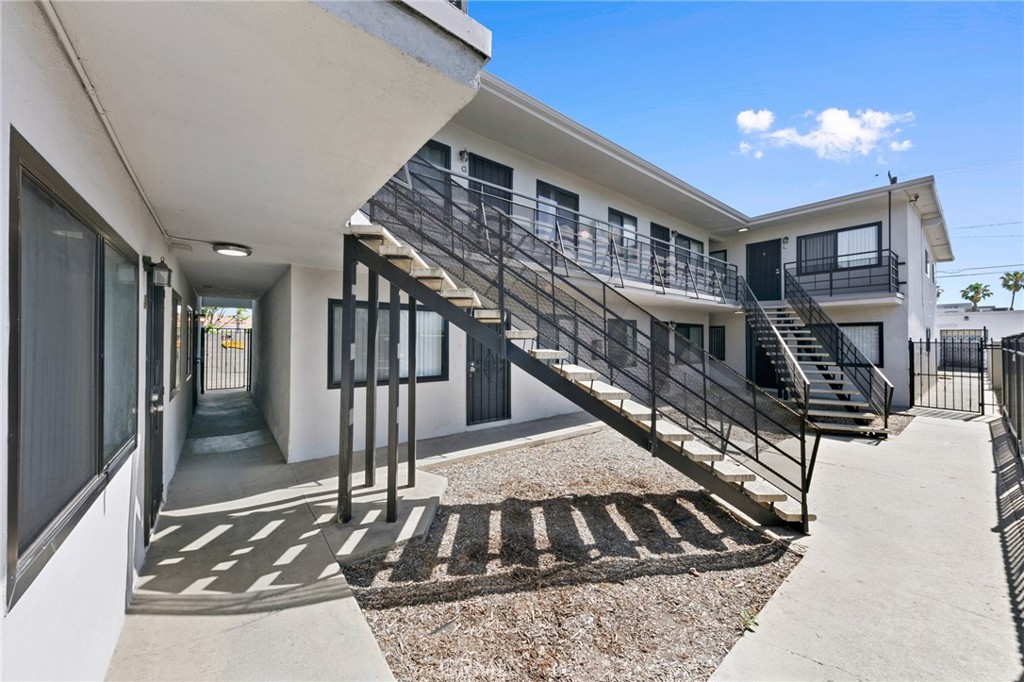 1242 Cedar Avenue Long Beach, CA 90813 - Photo 20 of 22 a view of entryway