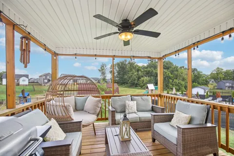 a view of a house with yard