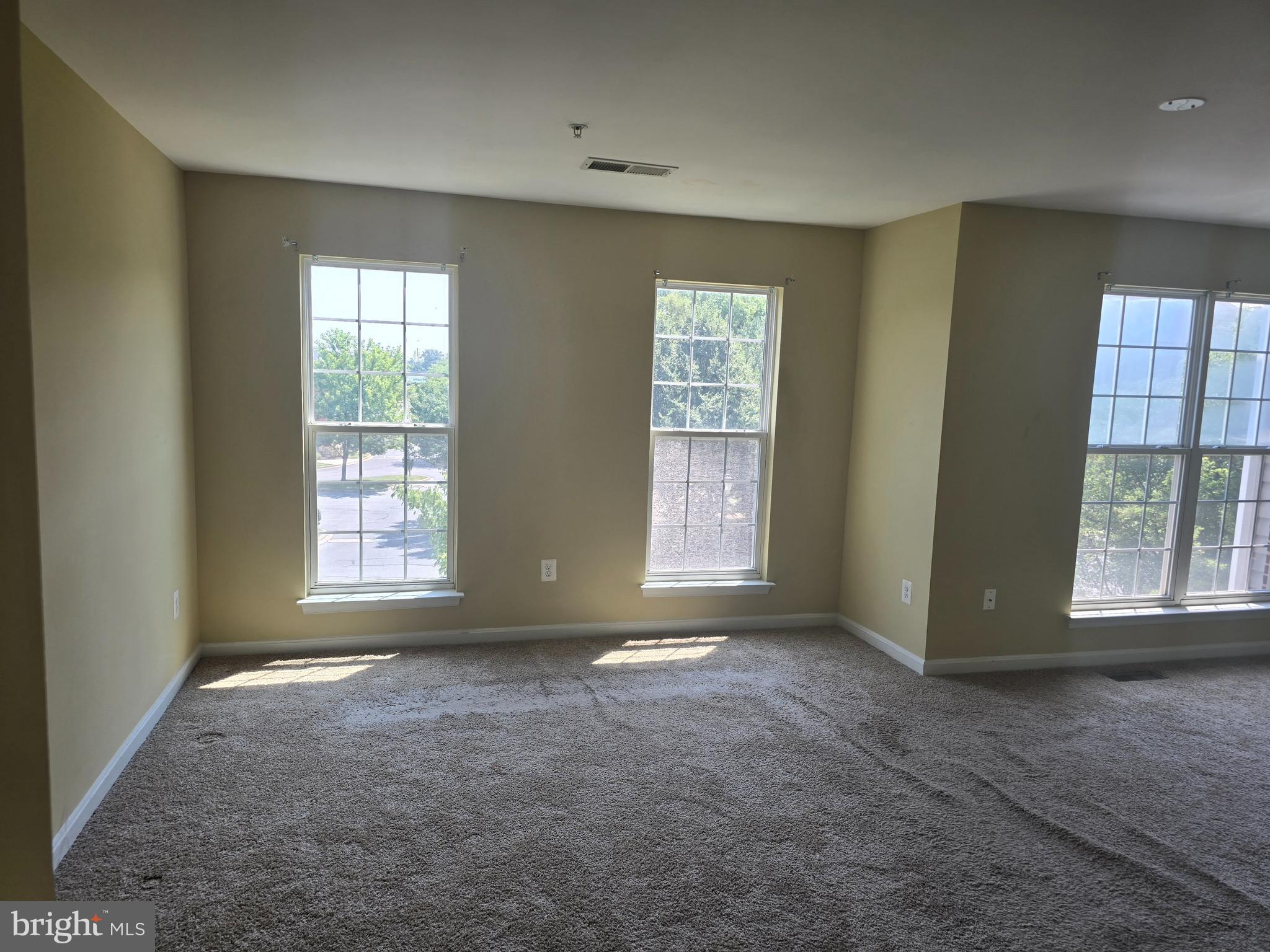 102 Royal Bonnet Place Frederick, MD 21702 - Photo 21 of 23 an empty room with windows