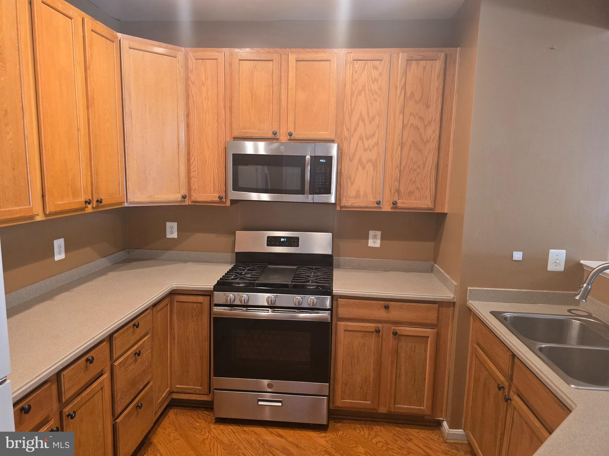 102 Royal Bonnet Place Frederick, MD 21702 - Photo 6 of 23 a kitchen with a stove and a microwave