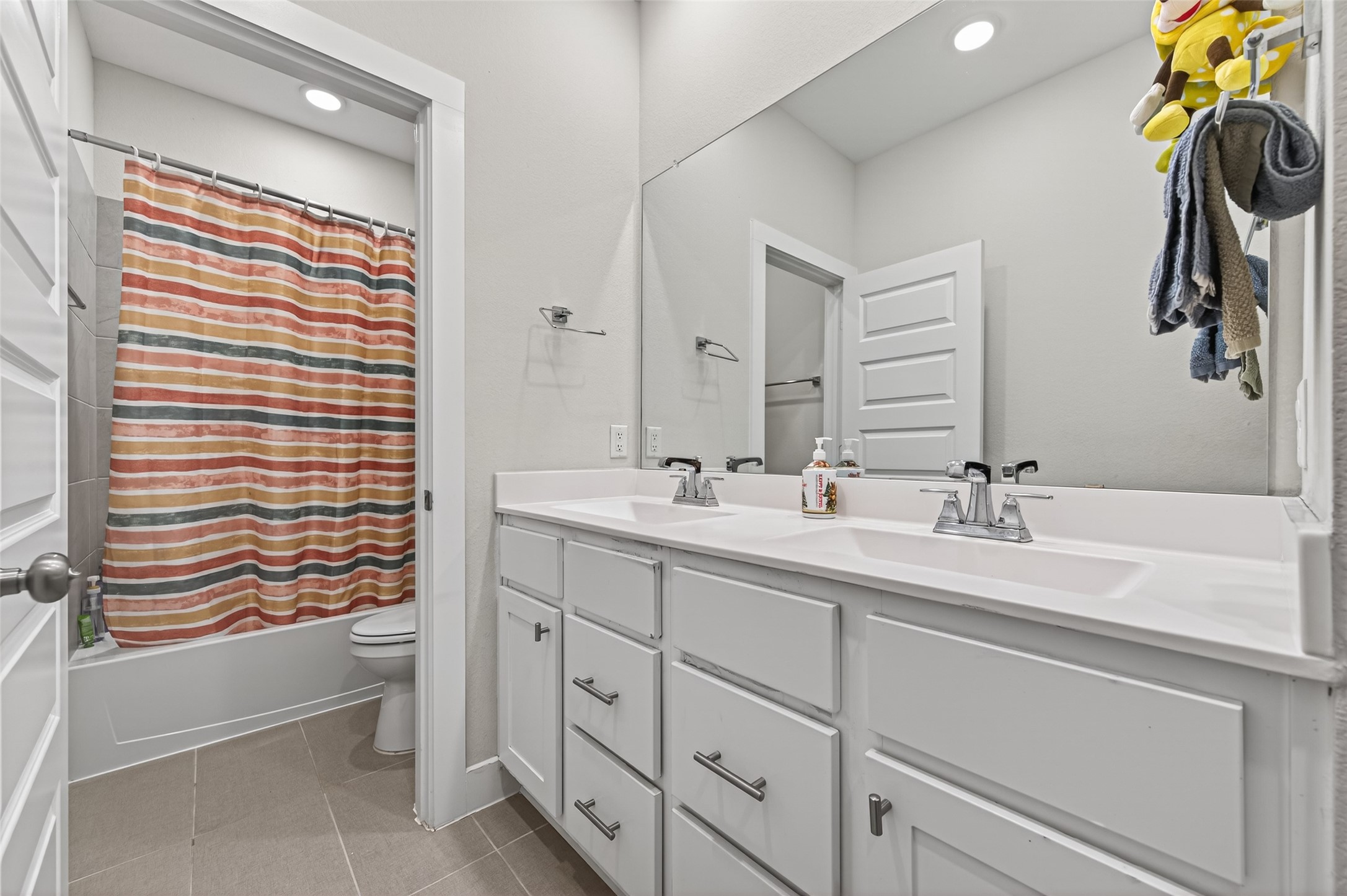 147 Nightshade Street Richmond, TX 77406 - Photo 30 of 47 Secondary bathroom 2nd level with shower/tub combo