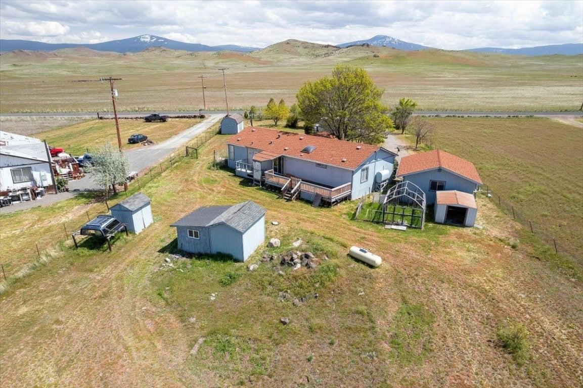 1611 Lichens Road Montague, CA 96064 - Photo 2 of 32 Gallery Image 2