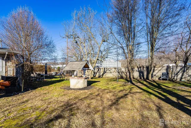 a view of back yard of the house