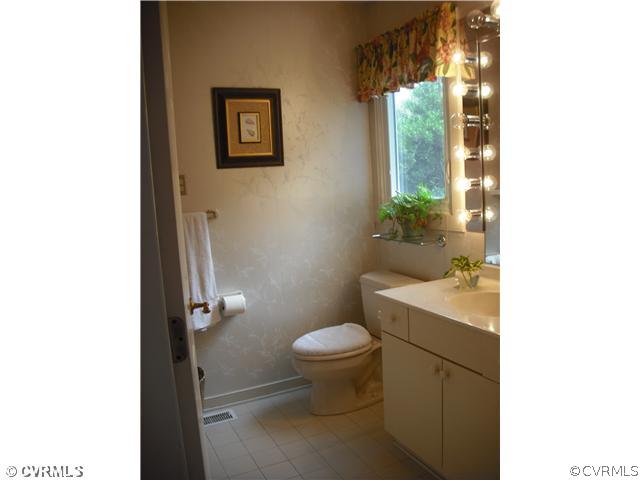 5806 Spinnaker Cove Road Midlothian, VA 23112 - Photo 9 of 12 Master Bath - Master Bath with Jetted Tub