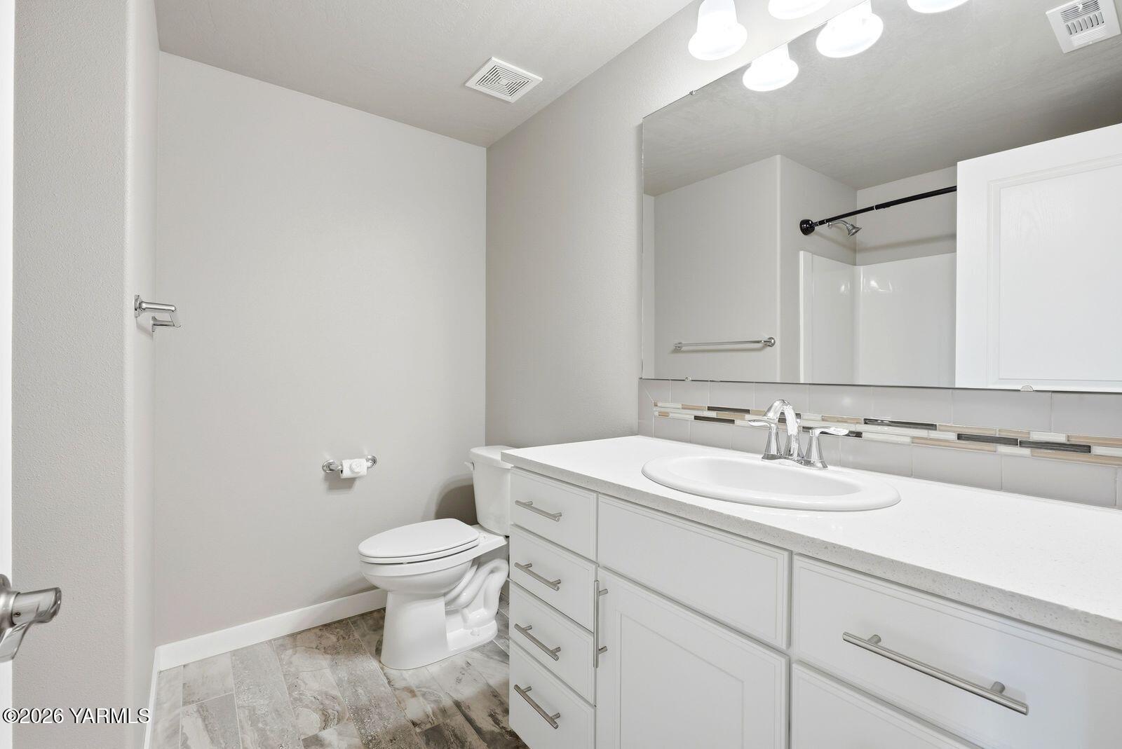 7901 West Whatcom Avenue Yakima, WA 98903 - Photo 21 of 33 Full bathroom upstairs