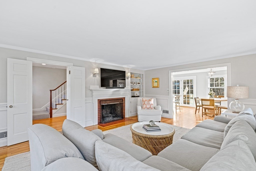 96 Glen Road Wellesley, MA 02481 - Photo 3 of 31