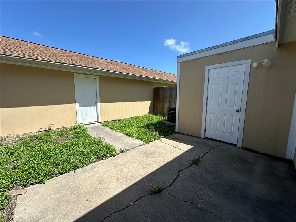 4917 Delwood Street, Unit C3 Corpus Christi, TX 78413 - Photo 21 of 24 a view of backyard of house