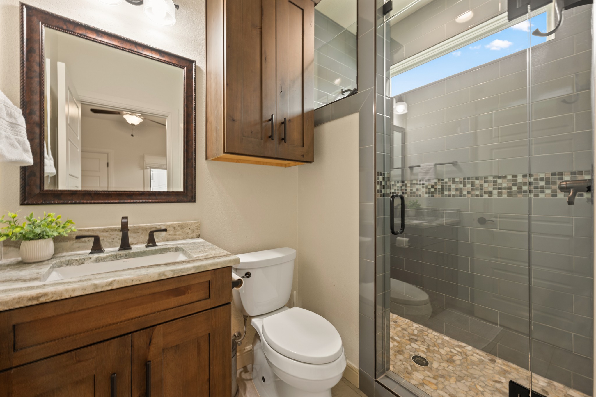 3907 Bailey Lane Austin, TX 78756 - Photo 28 of 40 Ensuite guest bathroom