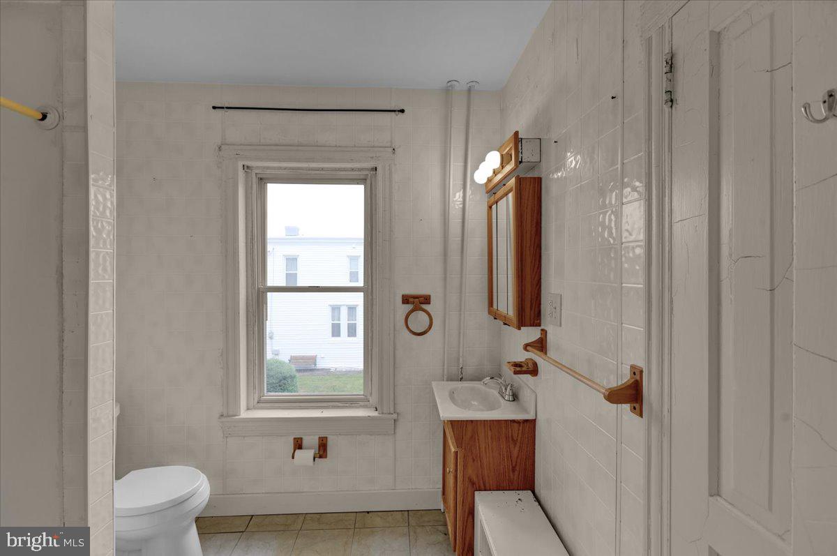 529 Chestnut Street West Reading, PA 19611 - Photo 12 of 29 a bathroom with a toilet a sink and mirror