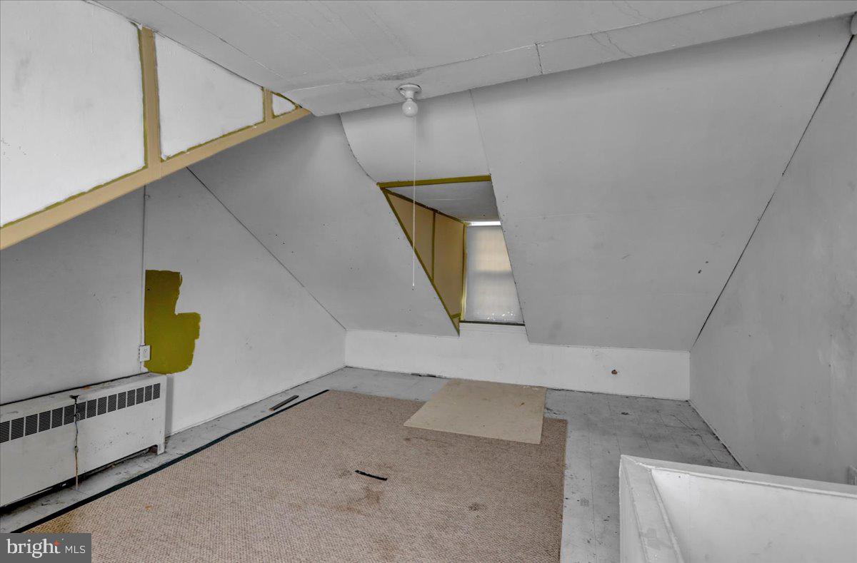 529 Chestnut Street West Reading, PA 19611 - Photo 15 of 29 a view of a garage