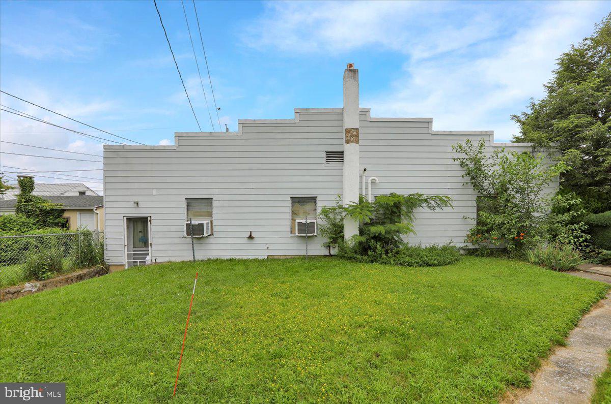 529 Chestnut Street West Reading, PA 19611 - Photo 5 of 29 a house view with a garden space