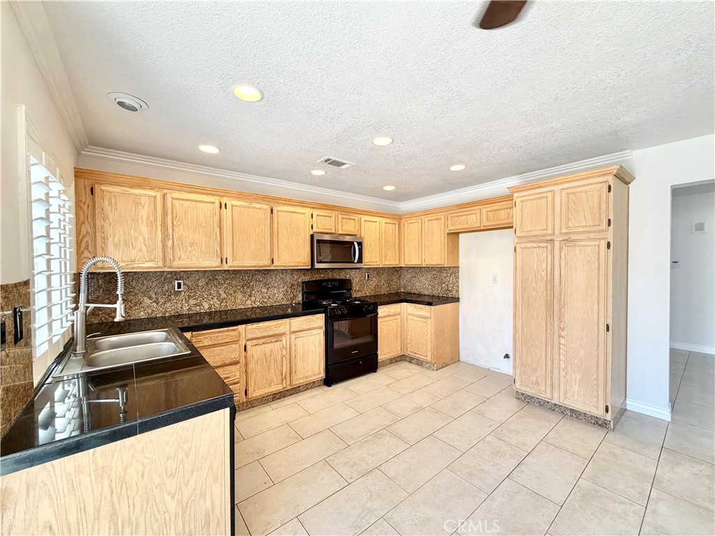 507 Lassa Way Perris, CA 92571 - Photo 9 of 39