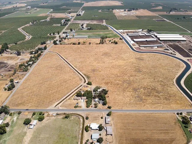 a picture of a bathroom