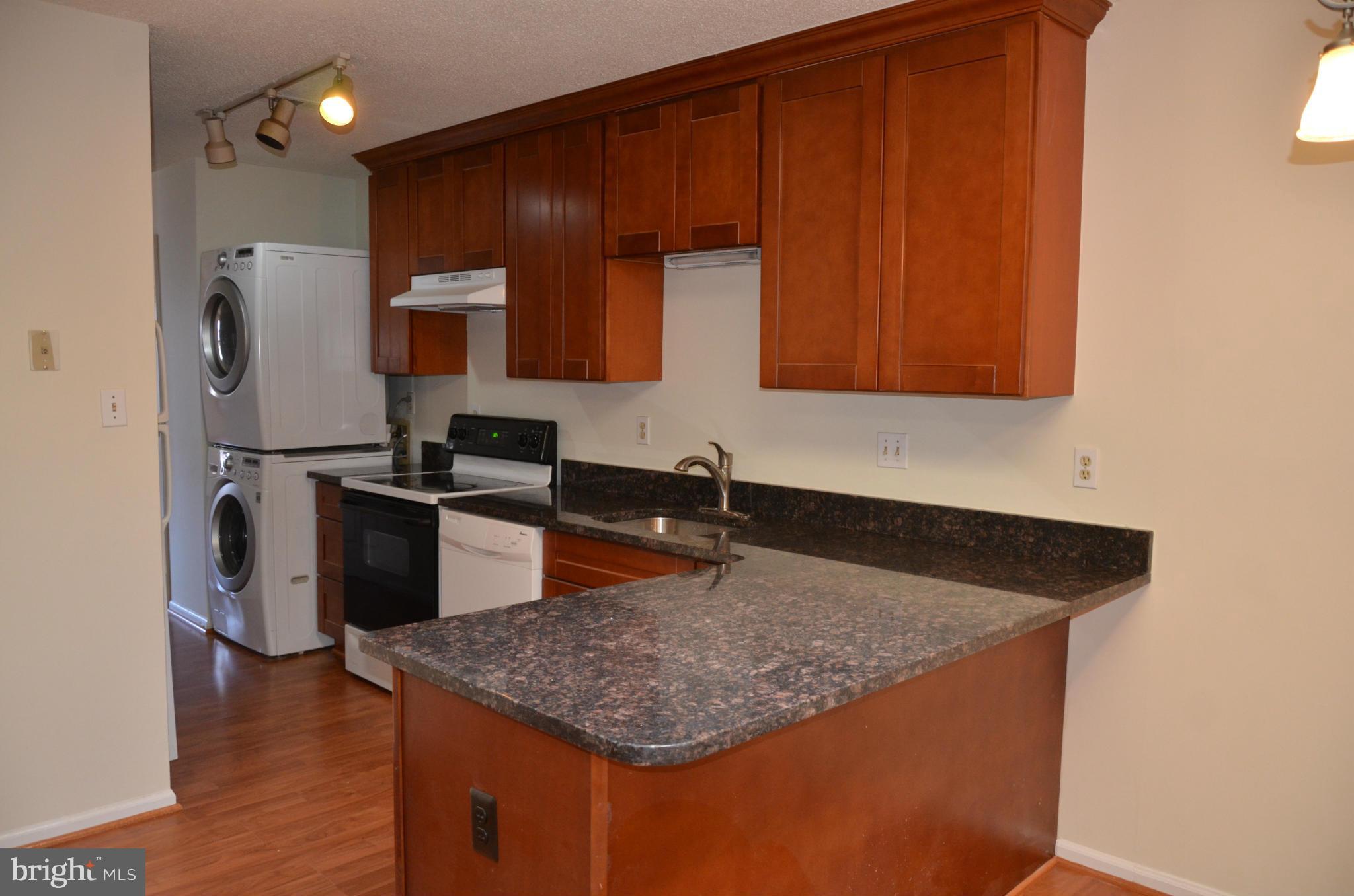 3626 Anchorage Cove Triangle, VA 22172 - Photo 4 of 11 a kitchen with stainless steel appliances granite countertop a sink a microwave a refrigerator and a stove