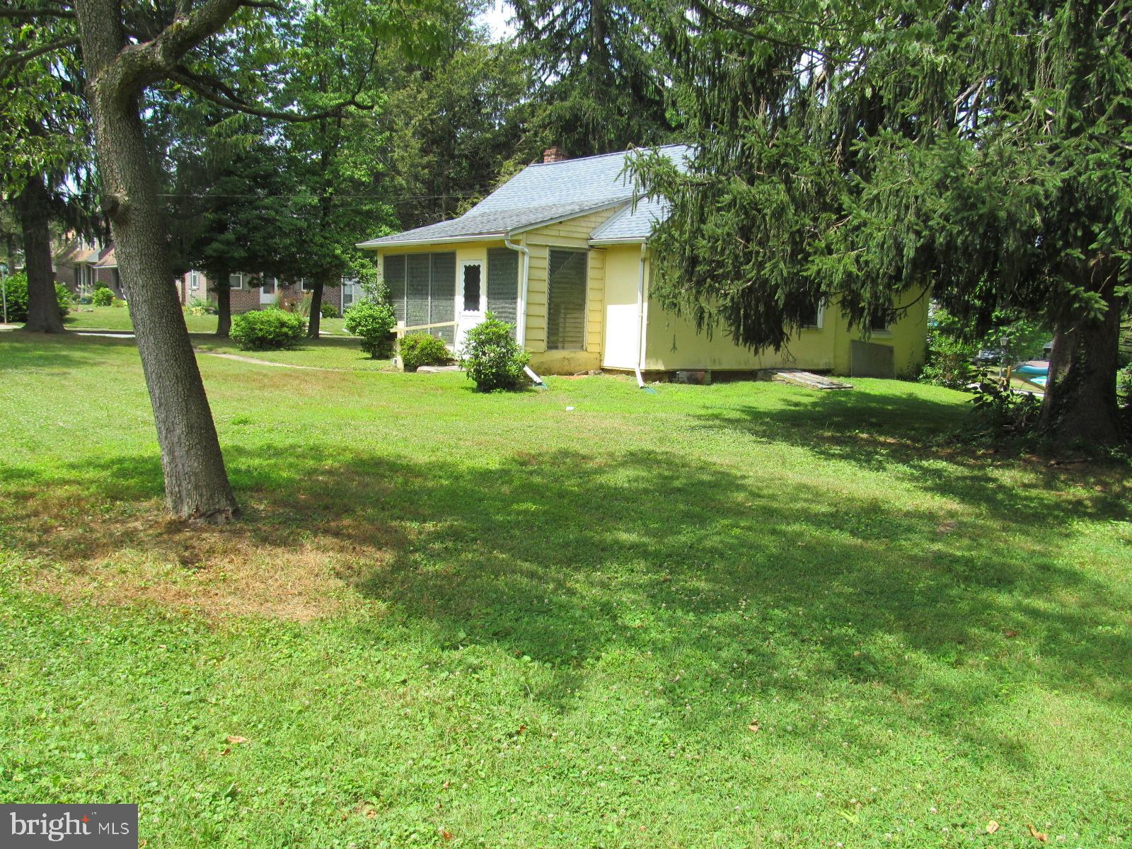 309 Summit Road Media, PA 19063 - Photo 6 of 22 Exterior Side and Backyard