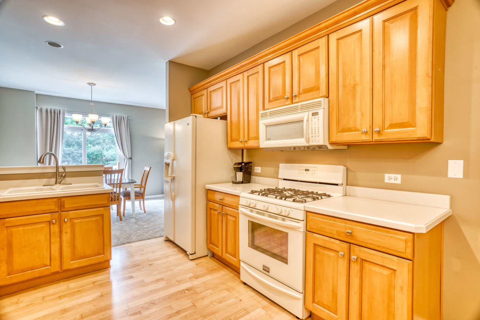 216 Ridge Road North Aurora, IL 60542 - Photo 2 of 18