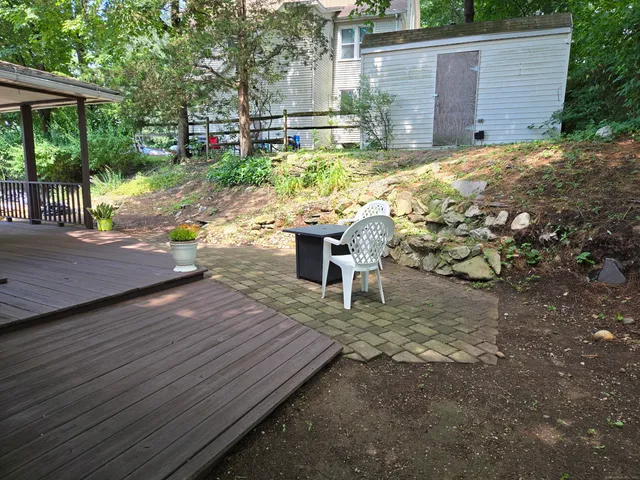 a view of a yard of the house