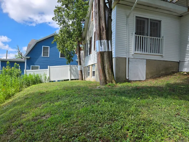 a view of a house with backyard and garden