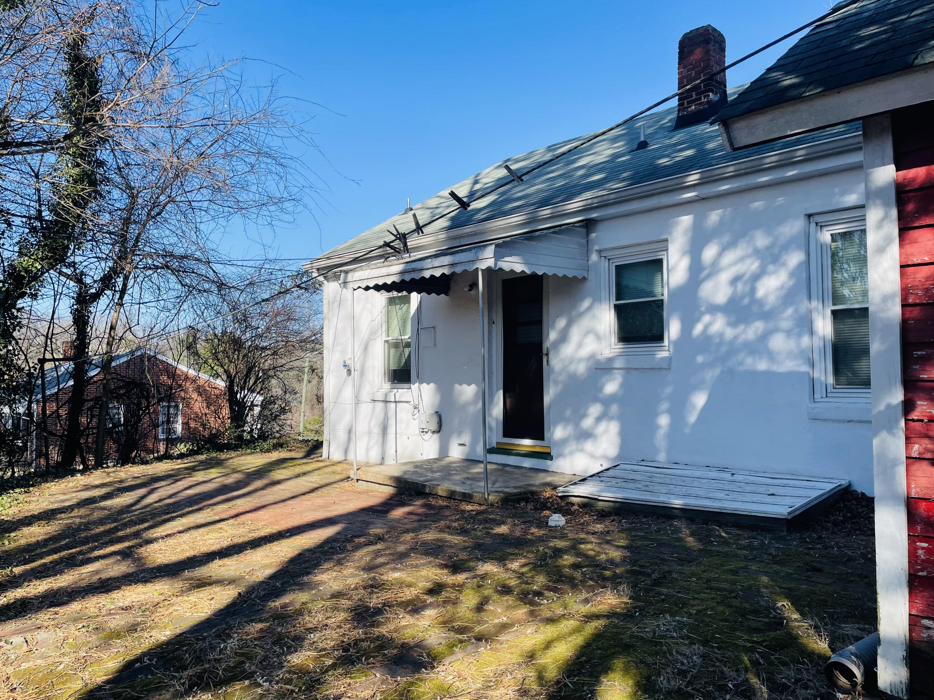1152 Hamilton Avenue Southwest Roanoke, VA 24015 - Photo 3 of 36 a front view of a house with a yard