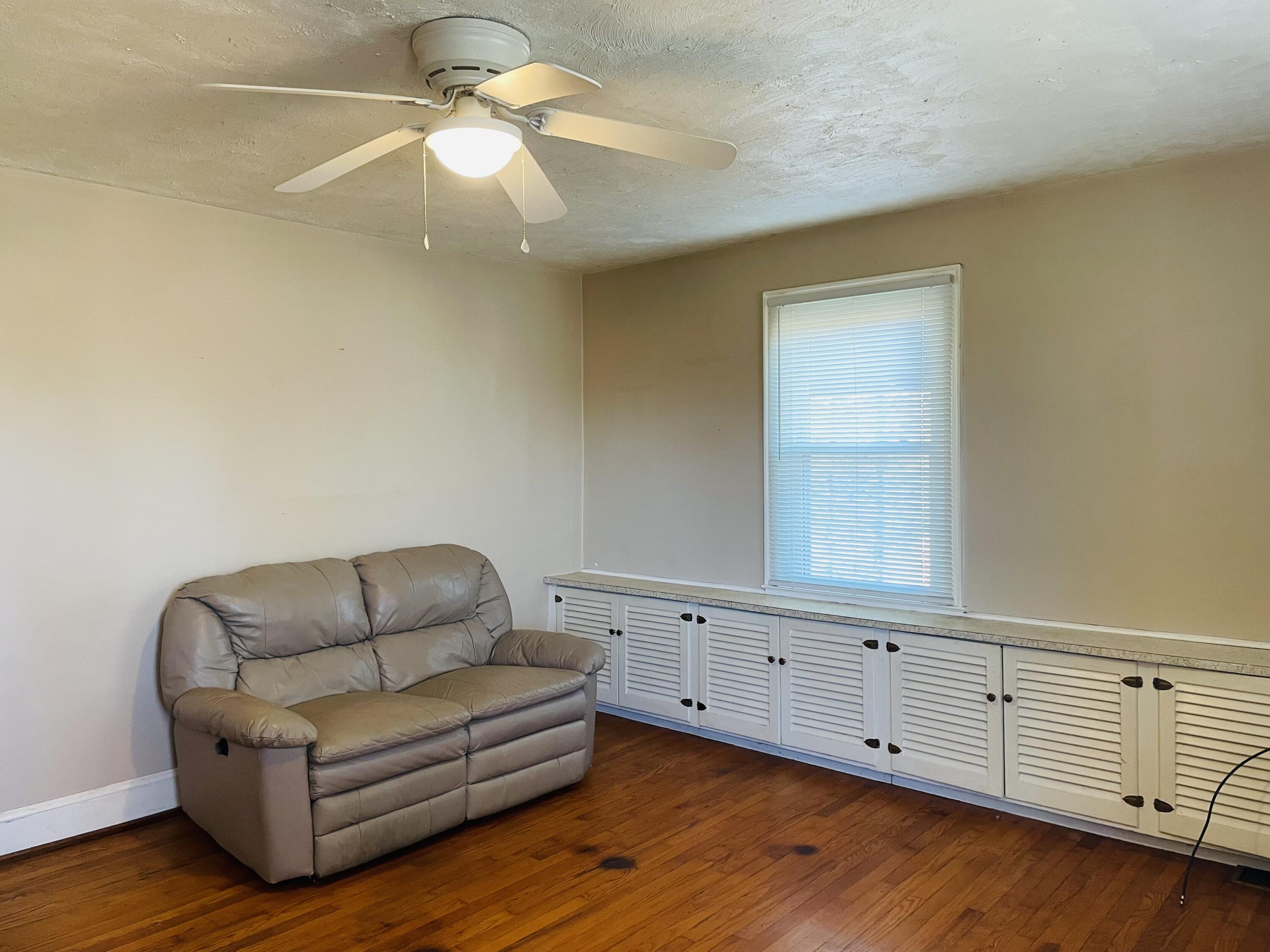 1152 Hamilton Avenue Southwest Roanoke, VA 24015 - Photo 10 of 36 Living Room
