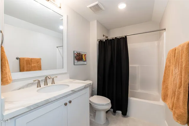 a view of empty room with window