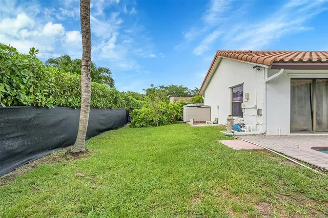 a view of a house with backyard and garden