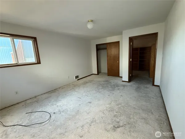 an empty room with windows