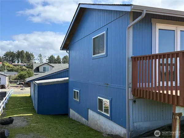 a view of a backyard