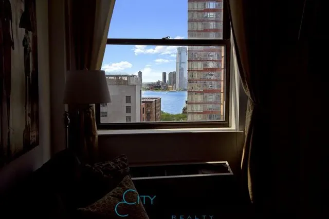 $549,000 | 20 West Street, Unit 14B | Financial District