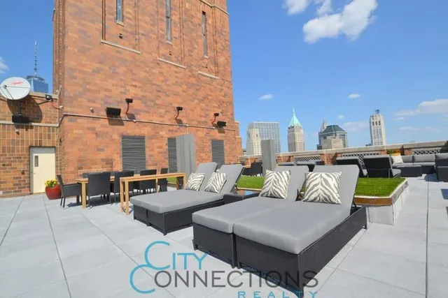 $549,000 | 20 West Street, Unit 14B | Financial District