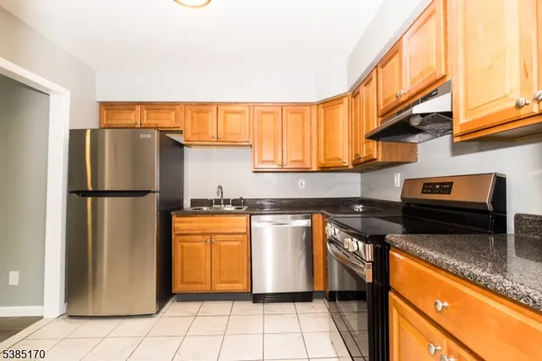 $2,400 | 190 North Park Street, East Orange, NJ 07017