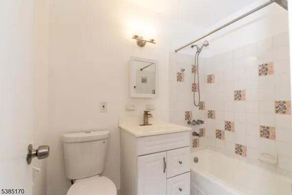 $2,400 | 190 North Park Street, East Orange, NJ 07017