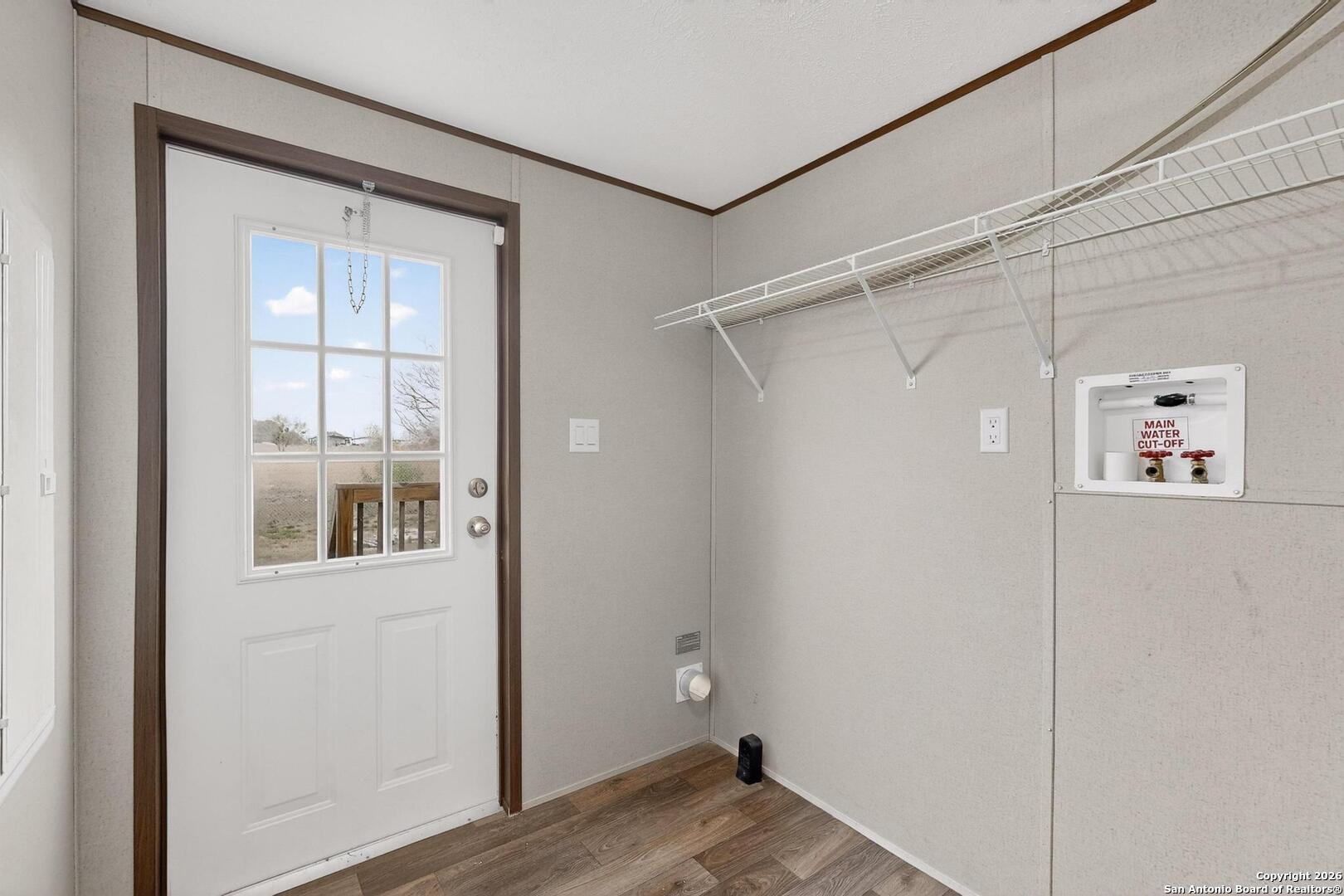 19124 La Gloria Road Elmendorf, TX 78112 - Photo 36 of 45 a view of a small space with wooden floor and a window