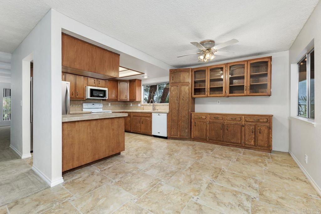 684 Coronado Circle Vista, CA 92084 - Photo 8 of 24