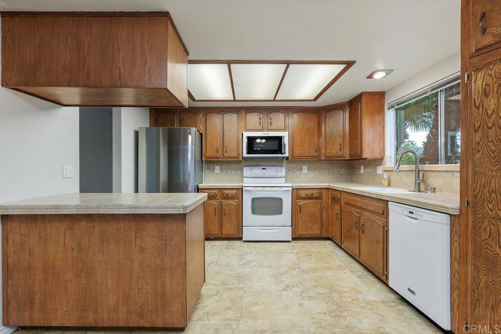 684 Coronado Circle Vista, CA 92084 - Photo 9 of 24